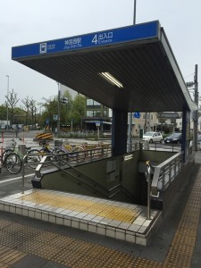 地下鉄神宮西駅 4番出口。地上へ出た際の風景