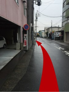 左手に駐車場を見ながら直進するルート