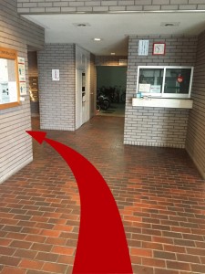 エントランス内に入り左手へ進む案内