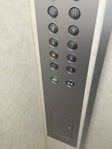 エレベーター操作パネルで4階のボタンを押す