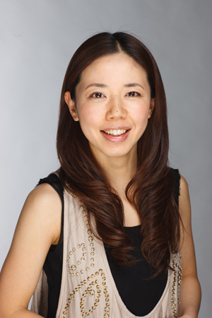 店主と女優のとおやま優子さんが並び、穏やかな表情で写っている記念写真。