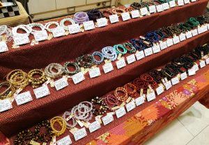 鑑定会場に並ぶ数々の天然石ブレスレット。一粒一粒が放つ静かな気配が、見る者の潜在意識へと深く語りかけてくるような光景。
