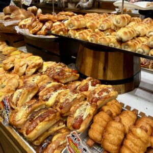 パン屋「どんぐり」の店内に並ぶ、ボリューム満点な調理パンや名物のちくわパンの陳列。