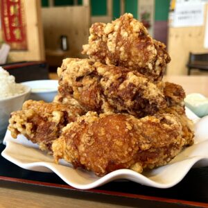 白い皿に高く積み上げられた、特大サイズの鶏ザンギ(唐揚げ)の山。