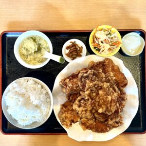 ザンギ、白飯、卵スープ、小鉢、杏仁豆腐が並ぶ、圧倒的ボリュームのザンギ定食全景。