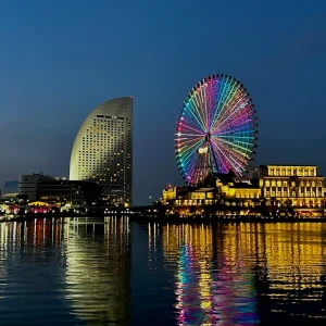 横浜の夜、水面に美しく映り込むコスモクロックの観覧車と周辺の夜景。鑑定会の熱が冷め、一人夜風に当たりながら撮影した、静寂と色彩の対比が際立つ一枚。
