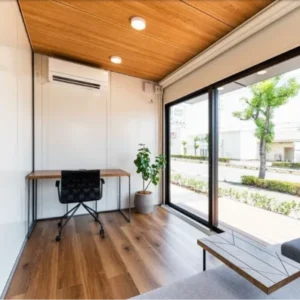 石屋蓮 群馬・高崎鑑定会会場の室内風景。天井にあしらわれた木の温もりが、白を基調とした清潔感のある空間に柔らかな深みをもたらしています。大きな窓からは外の景色が伸びやかに広がり、傍らに置かれた観葉植物が、対話のひとときに瑞々しい息吹を添えています。デスクに向かい、自分自身と静かに向き合うために設えられたこの場所で、日々の忙しさをふっとほどき、心からの対話ができる温かな安らぎが皆さまをお待ちしています。